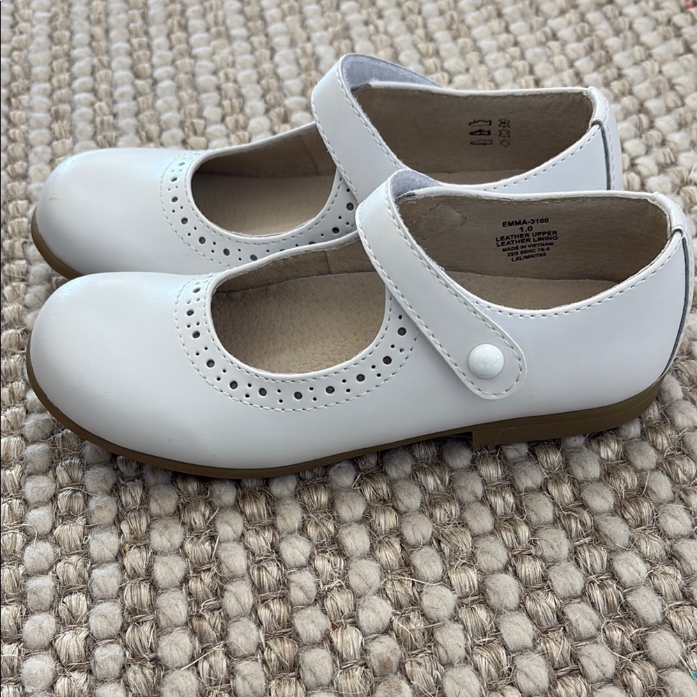 FootMates White Dress Shoes with Scalloped Design